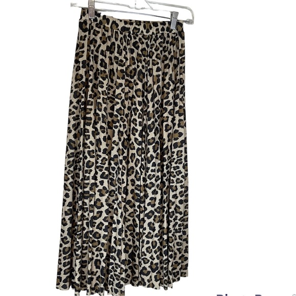 H&M Dresses & Skirts - H & M Brown tan and black Leopard print pleated skirt size 0